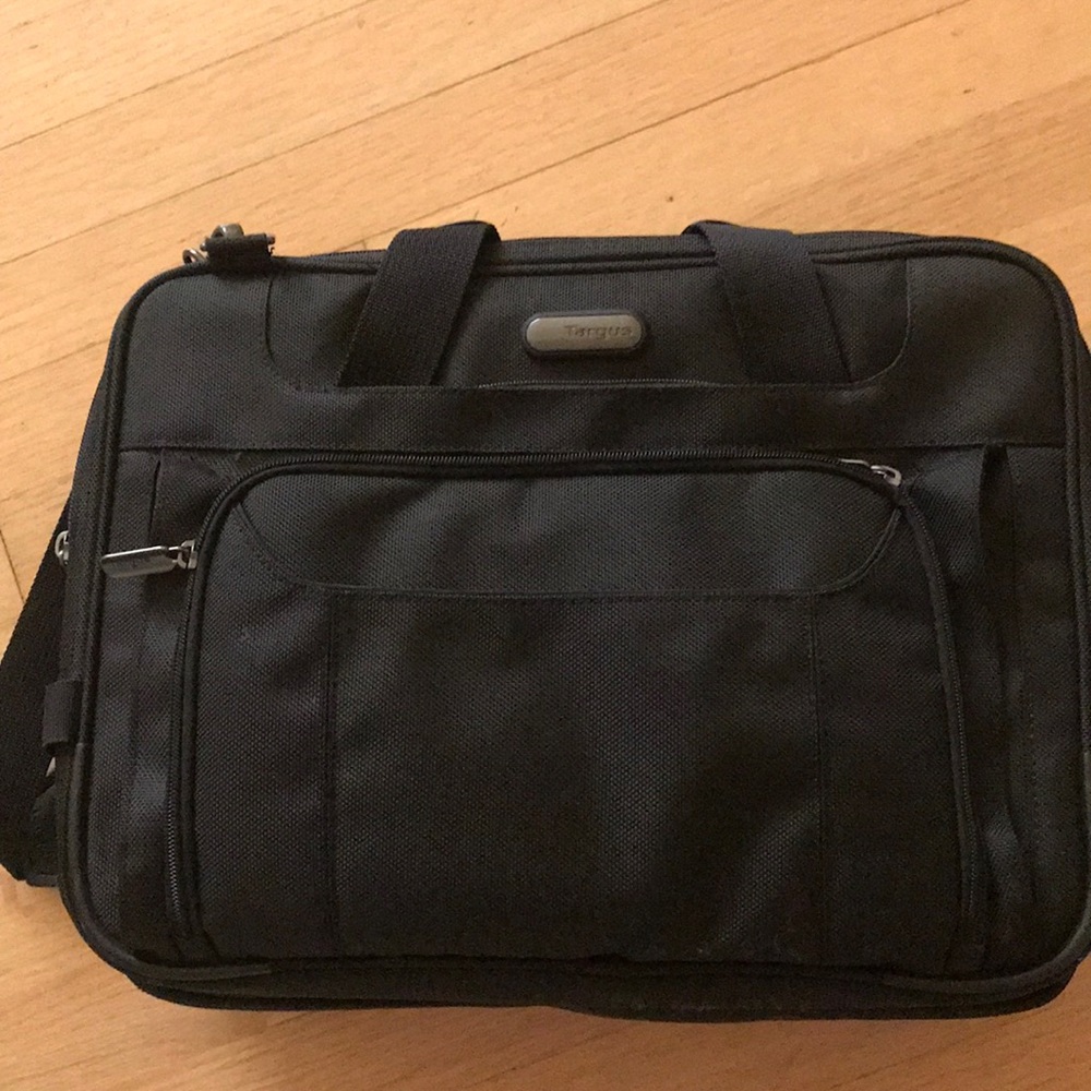 Laptop carrying case